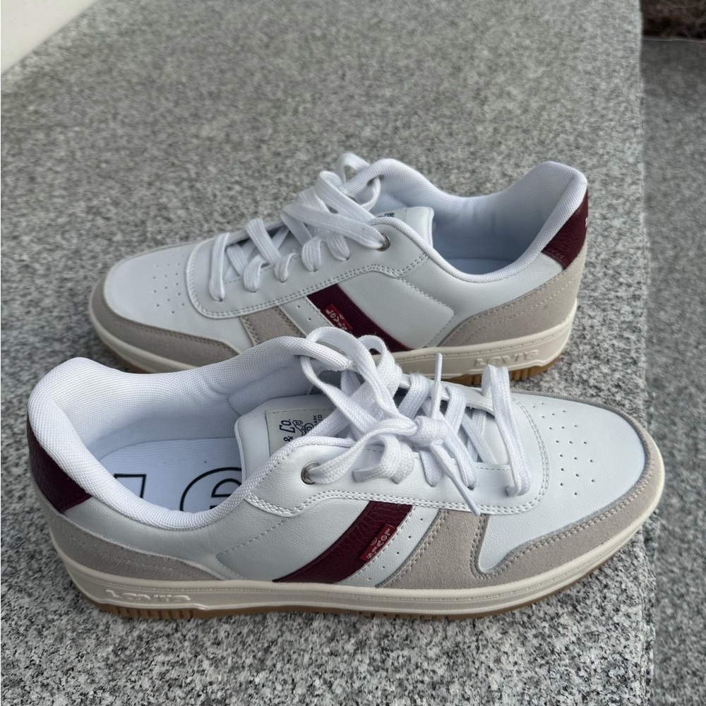 Men's Classic Levi’s Sneakers size 9 Brand New!